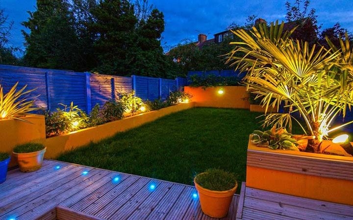 This roof garden in west London was designed by Adolfo Harrison Gardens in collaboration with interior designers Maddux Creative